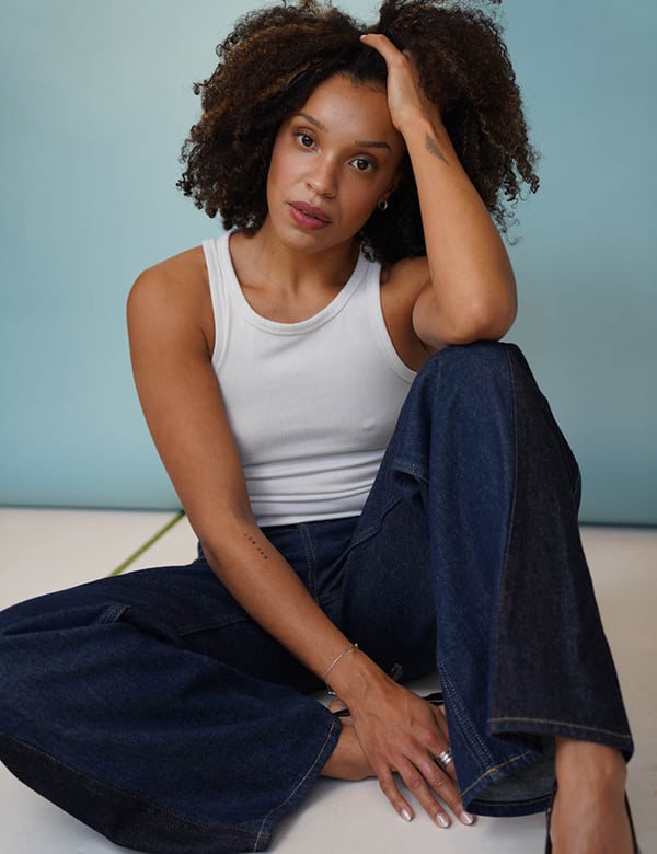 vrouwelijk model met bruine krullen Julia D.