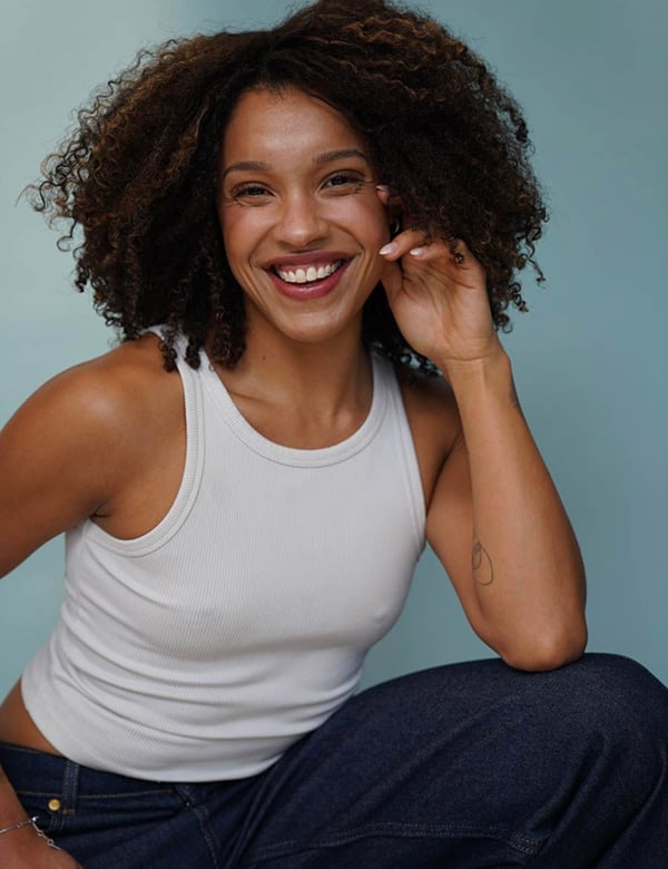 vrouwelijk model met bruine krullen Julia D.