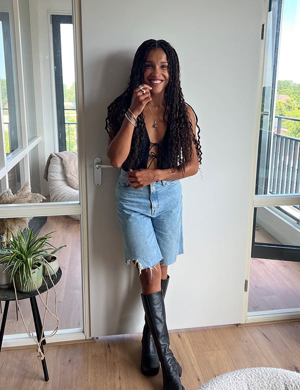 vrouwelijk model met bruine krullen Julia D.