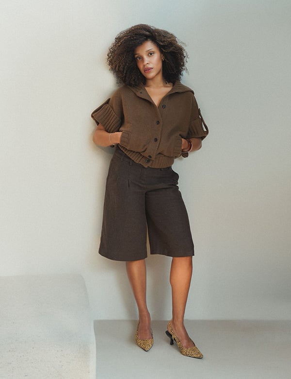 vrouwelijk model met bruine krullen Julia D.