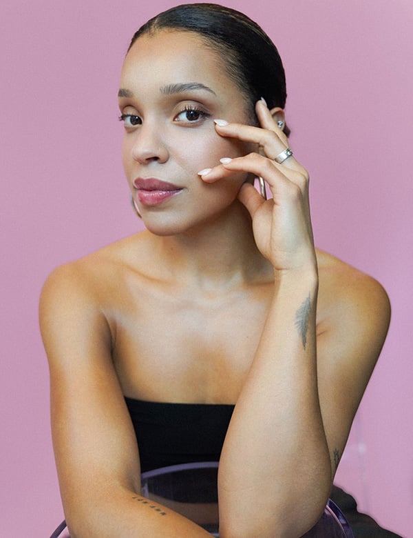 vrouwelijk model met bruine krullen Julia D.