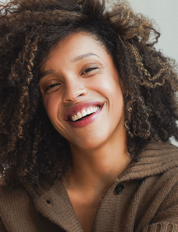 Vrouwelijk model met bruine krullen julia d.