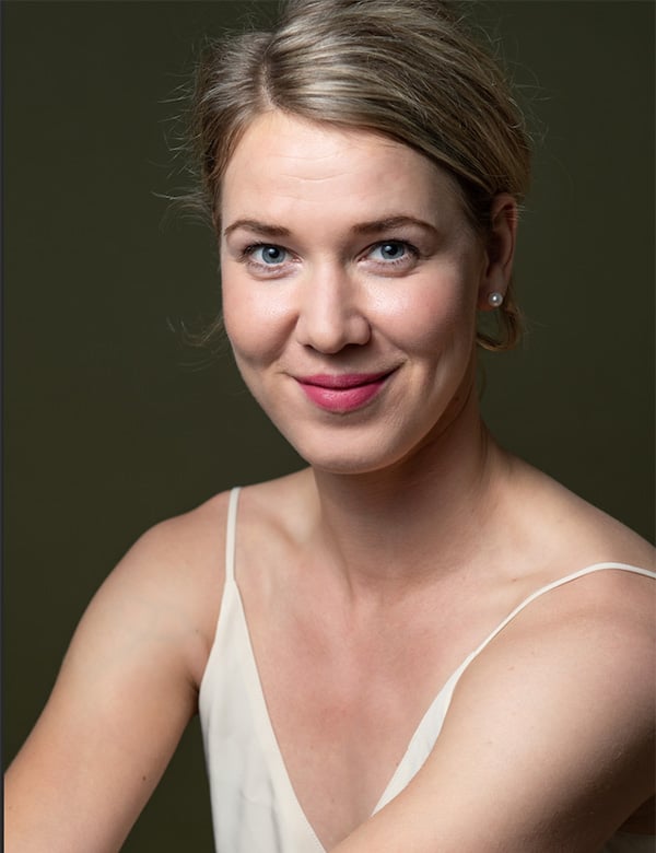 Vrouwelijk model met blond haar, Rosanne Wij.