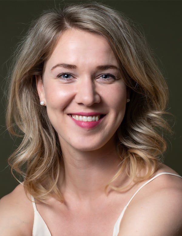 Vrouwelijk model met blond haar, rosanne wij.