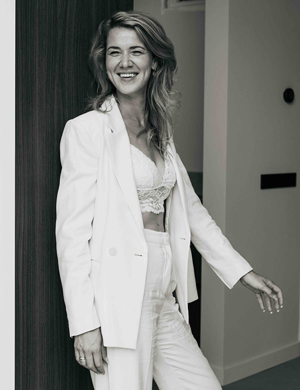 Vrouwelijk model met blond haar, Rosanne Wij.