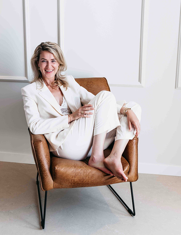 Vrouwelijk model met blond haar, Rosanne Wij.