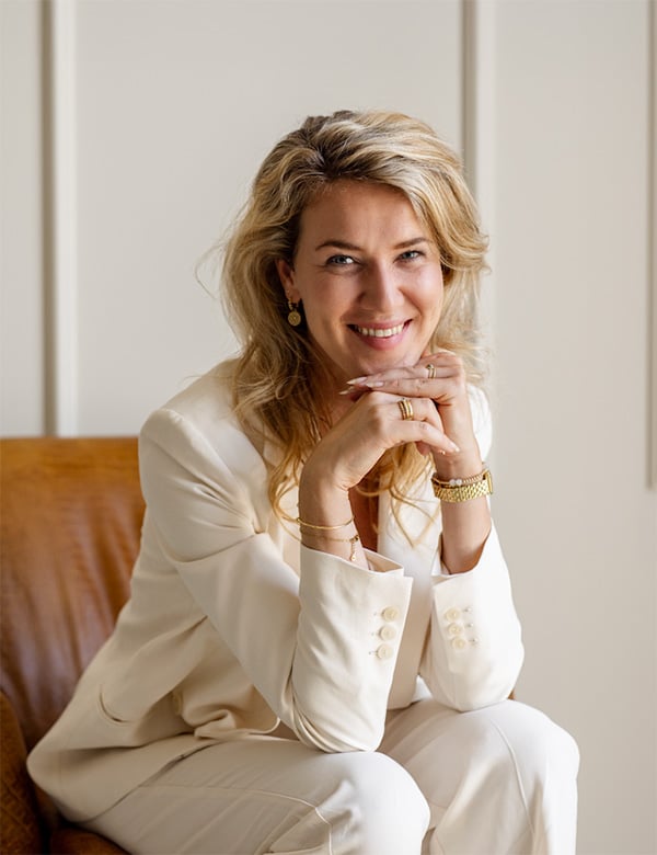 Vrouwelijk model met blond haar, Rosanne Wij.