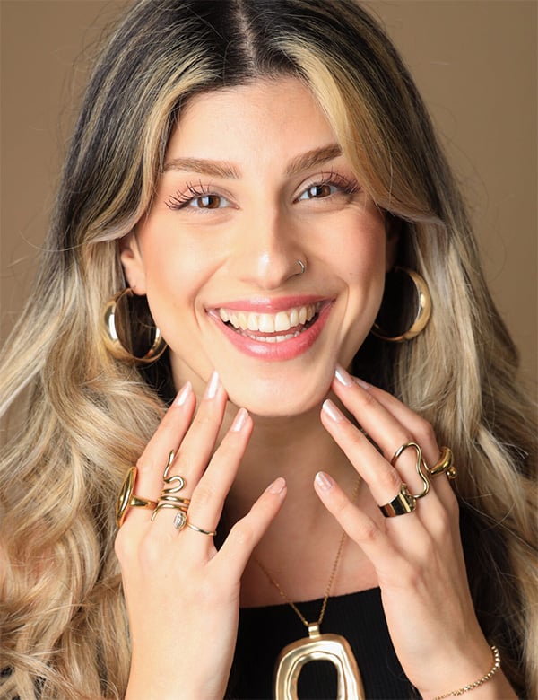 Vrouwelijk model met bruin-blond haar sarah a.