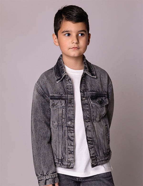Kindermodel met bruin haar Shayan