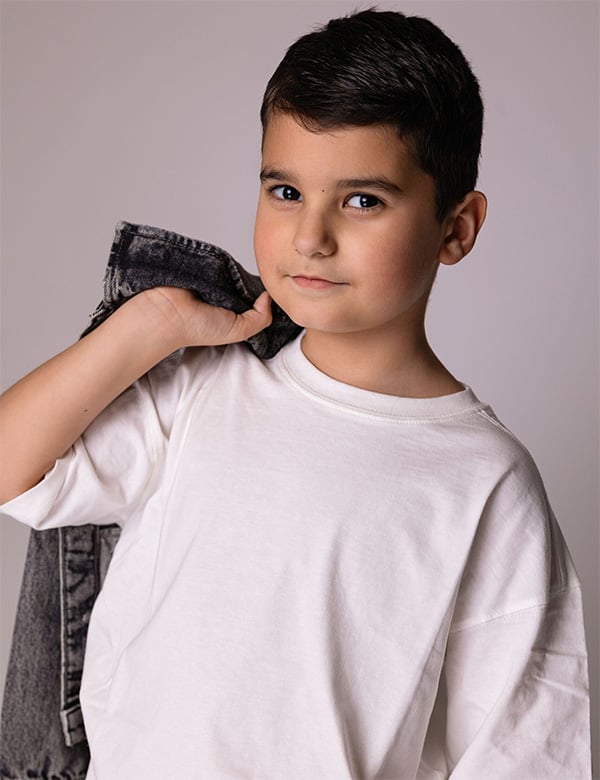 Kindermodel met bruin haar Shayan