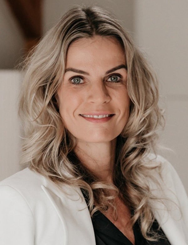 Vrouwelijk model met blond haar susan r.