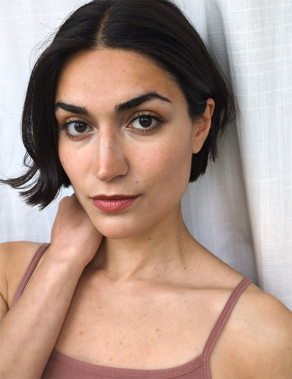 Vrouwelijk model met donkerbruin haar Türkü