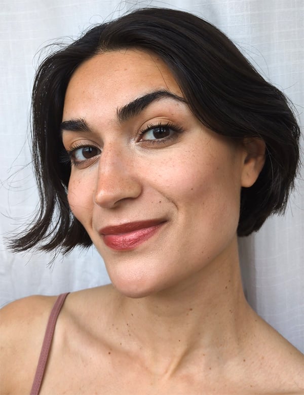 Vrouwelijk model met donkerbruin haar Türkü