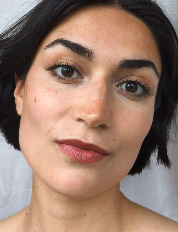 Vrouwelijk model met donkerbruin haar Türkü