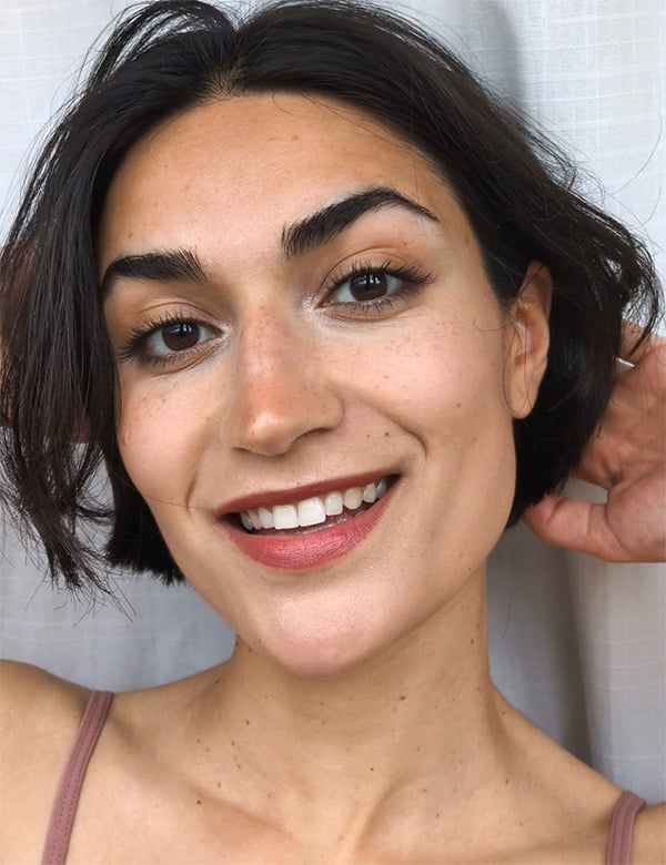 Vrouwelijk model met donkerbruin haar türkü