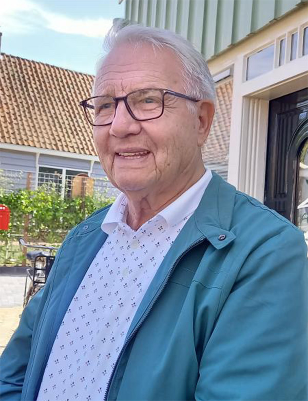 Mannelijk seniorenmodel met grijs haar Aat