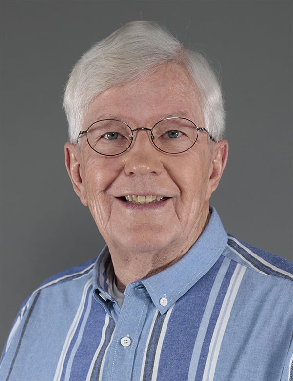 Seniorenmodel met grijs haar ben