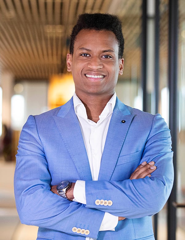 mannelijk model met kroes haar Biniam