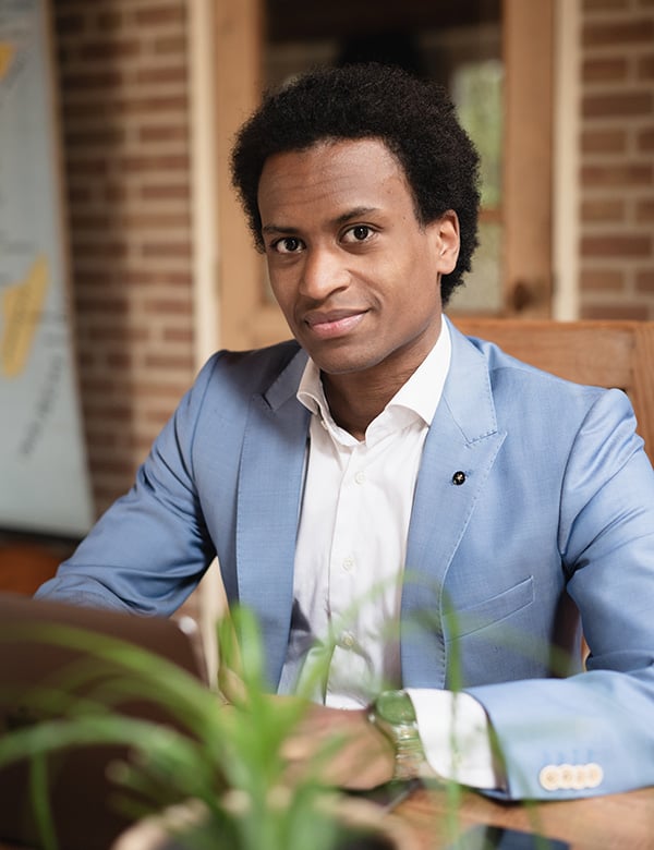 mannelijk model met kroes haar Biniam