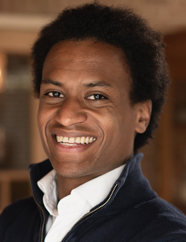 Mannelijk model met kroes haar biniam
