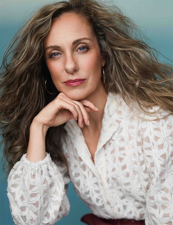 Vrouwelijk model met donkerblond haar Cindy Po.