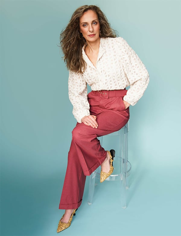 Vrouwelijk model met donkerblond haar Cindy Po.