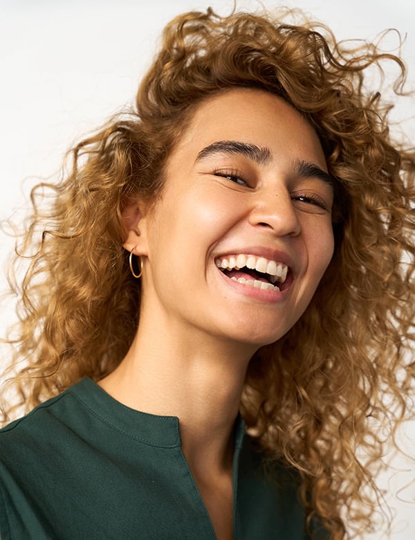 Vrouwelijk model met donkerblond haar djin k.