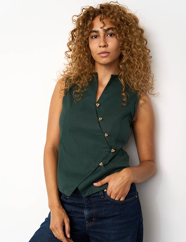 Vrouwelijk model met donkerblond haar Djin K.