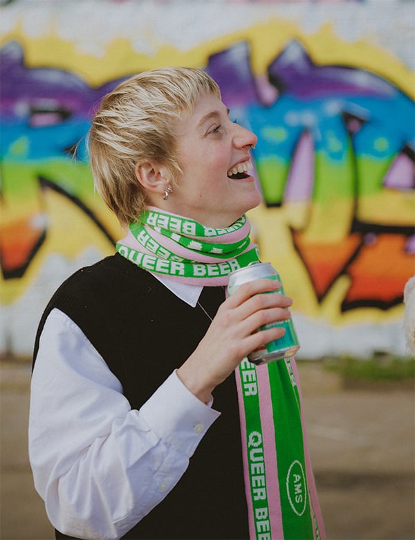 Non-binair model met lichtblond haar Fede