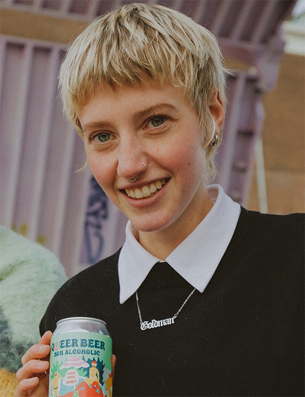 Non-binair model met lichtblond haar fede