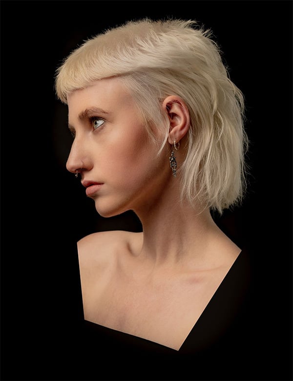 Non-binair model met lichtblond haar Fede