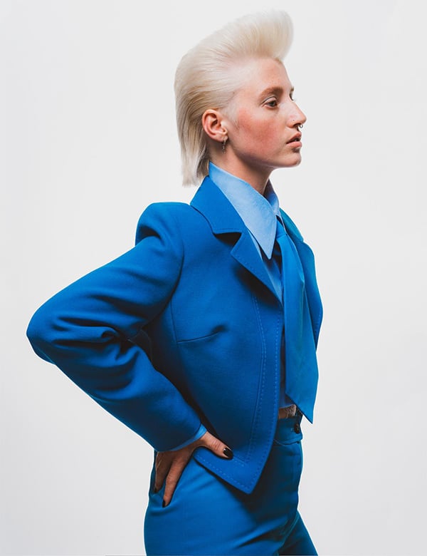 Non-binair model met lichtblond haar Fede