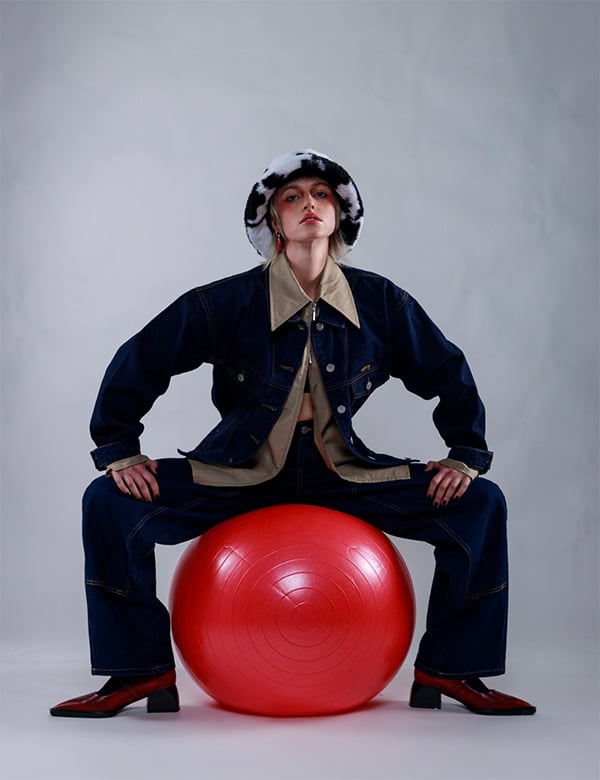 Non-binair model met lichtblond haar Fede