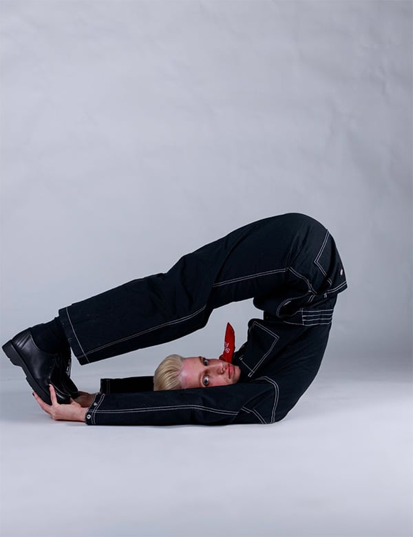 Non-binair model met lichtblond haar Fede