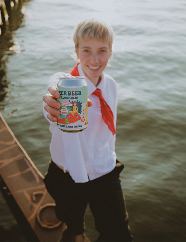 Non-binair model met lichtblond haar Fede