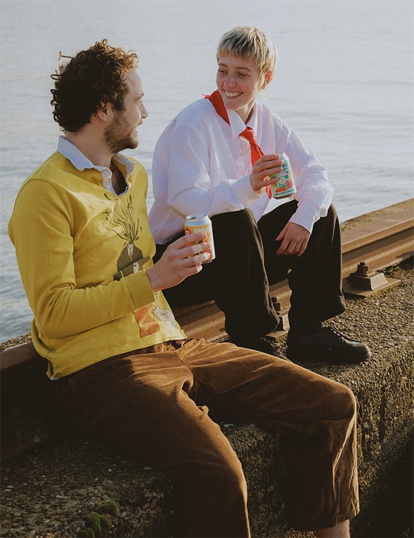 Non-binair model met lichtblond haar Fede