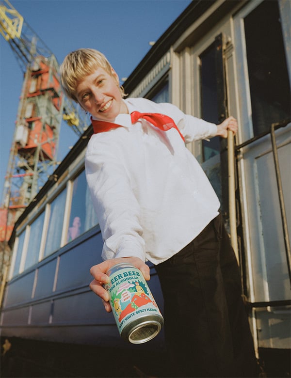 Non-binair model met lichtblond haar Fede