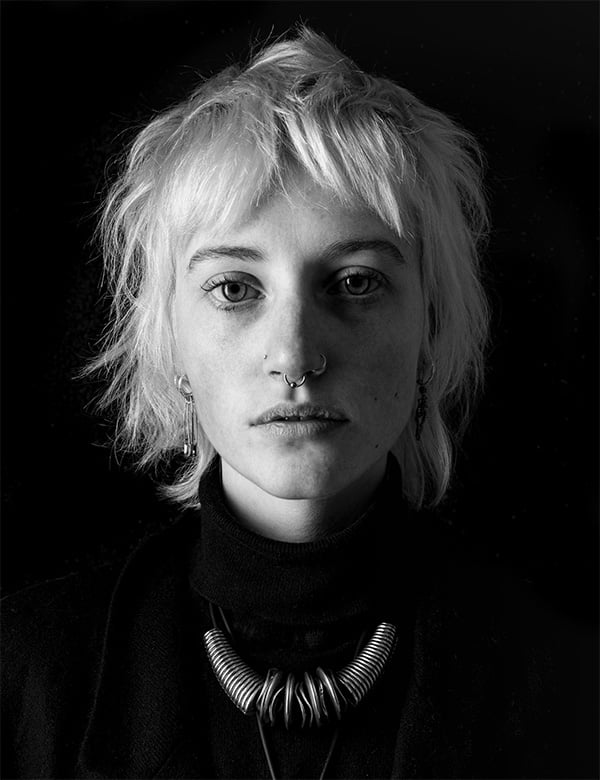 Non-binair model met lichtblond haar Fede