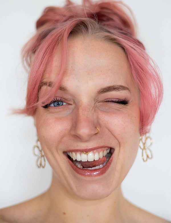 Vrouwelijk model met roze haar Ike