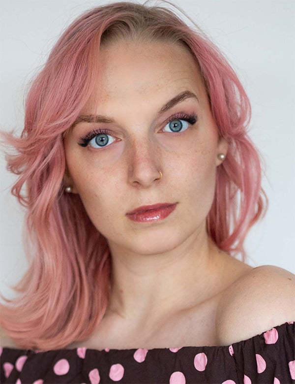 Vrouwelijk model met roze haar ike