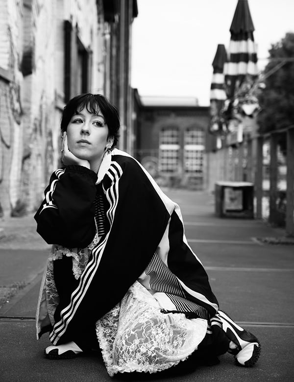 vrouwelijk model met rood haar Isis D.