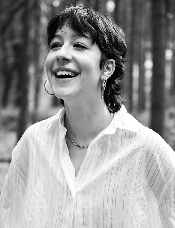 vrouwelijk model met rood haar Isis D.