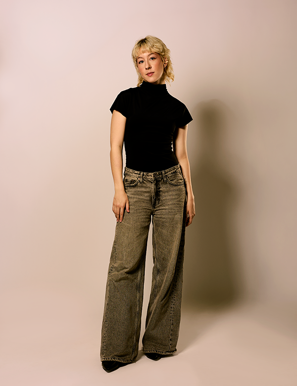 Vrouwelijk model met blond haar Isis D.