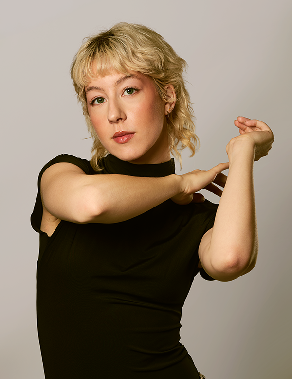 Vrouwelijk model met blond haar Isis D.