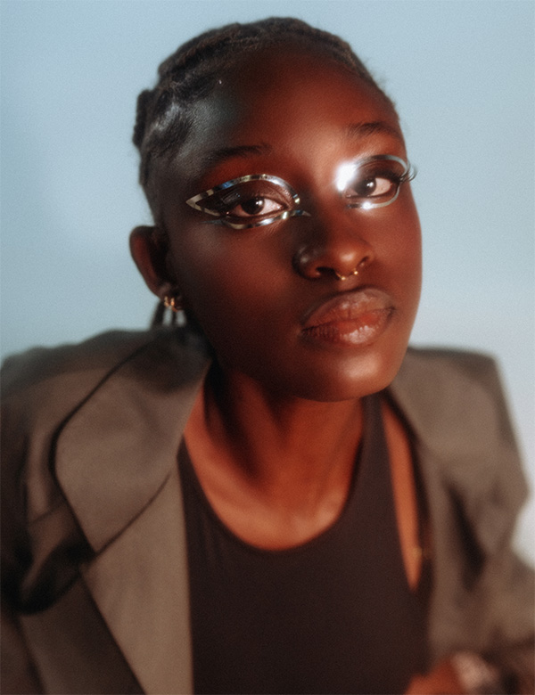 Vrouwelijk model met bruin haar Jenay