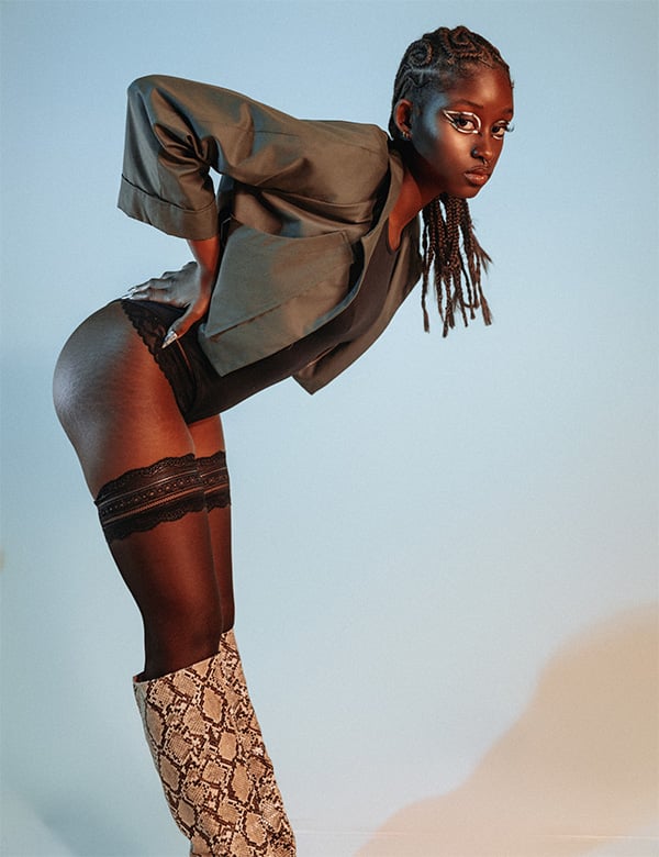 Vrouwelijk model met bruin haar Jenay