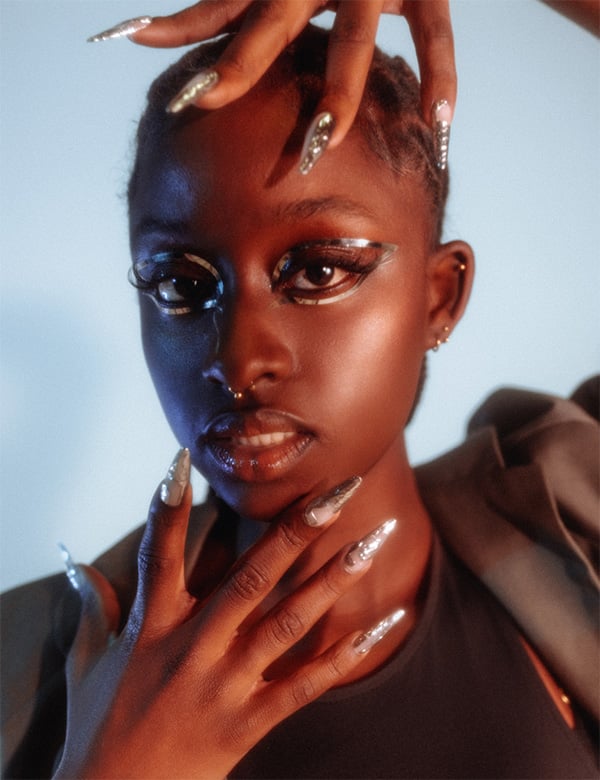 Vrouwelijk model met bruin haar Jenay