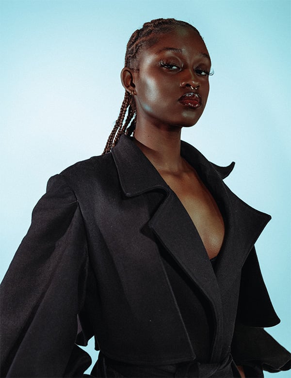 Vrouwelijk model met bruin haar Jenay