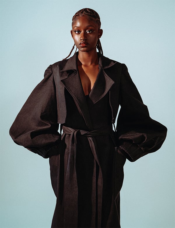 Vrouwelijk model met bruin haar Jenay