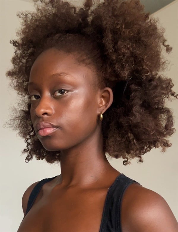 Vrouwelijk model met bruin haar Jenay